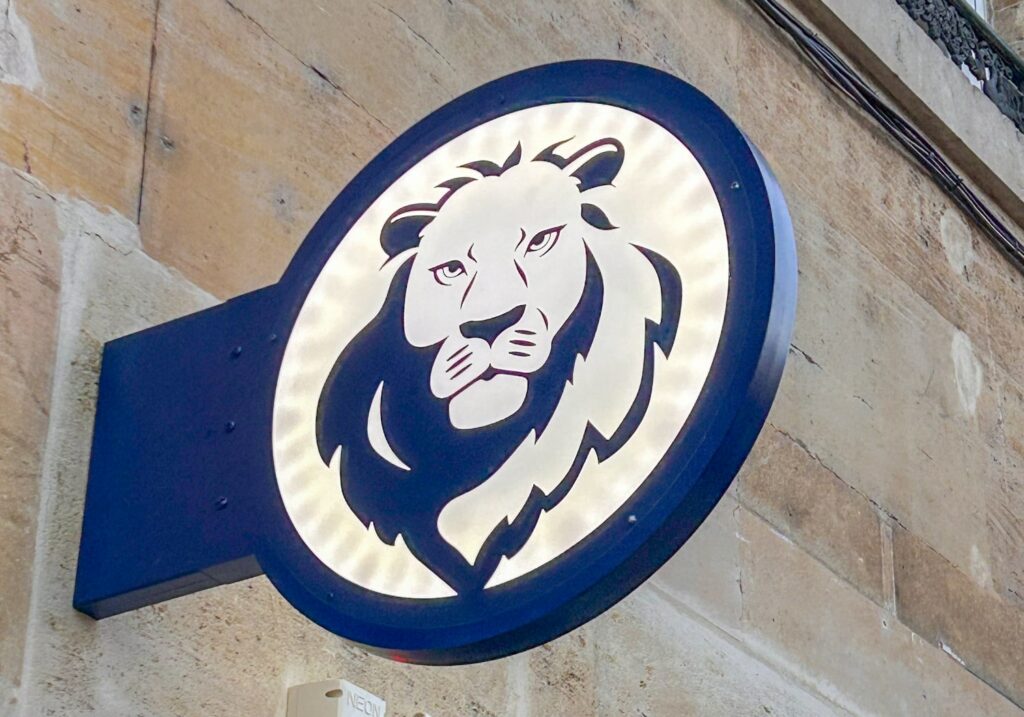 enseigne double face courtier